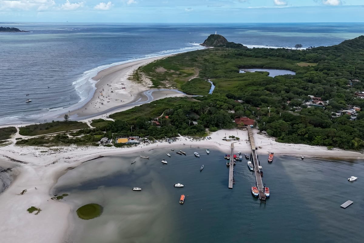 Vista aérea da Ilha do Mel com barcos ancorados junto ao trapiche