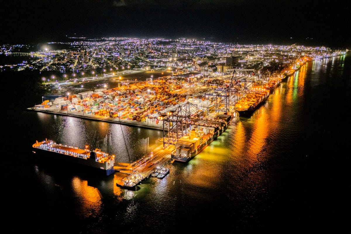 Porto de Paranaguá iluminado à noite, visto do alto, com navios atracados