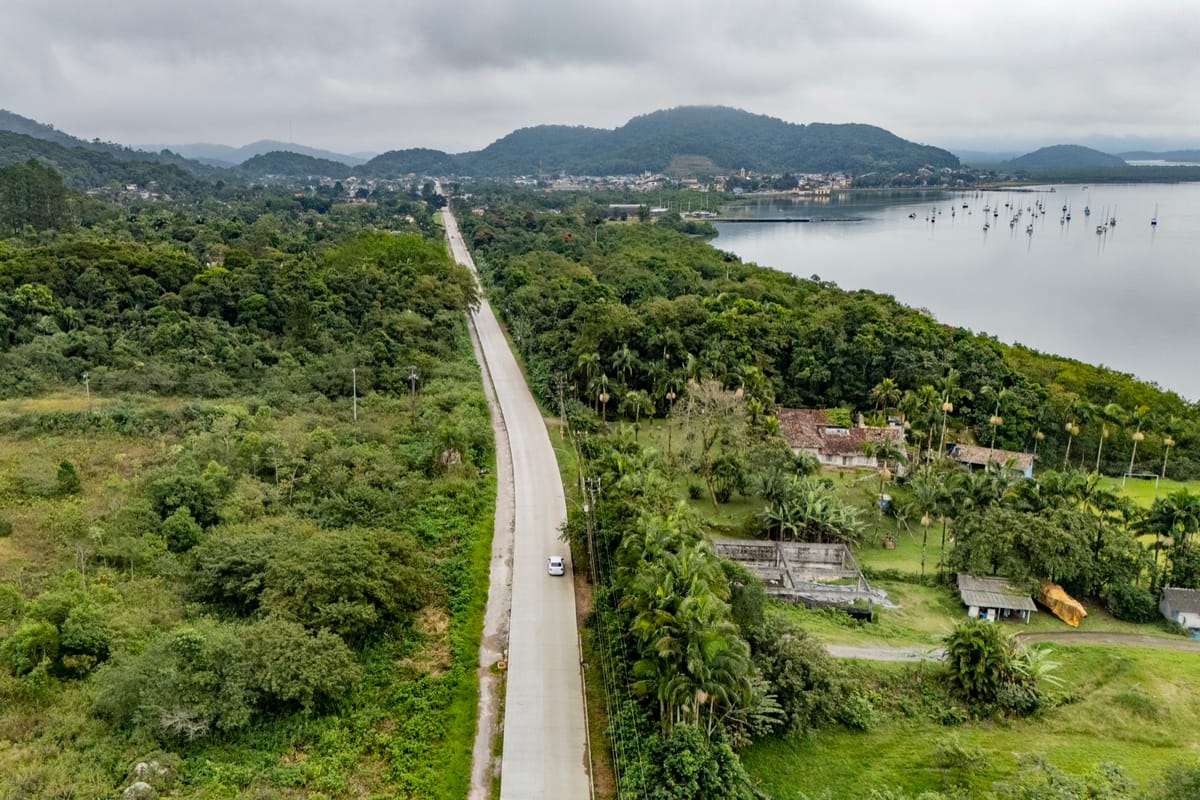Vista aérea de via de acesso ao porto de Antonina, entre a mata e a baía