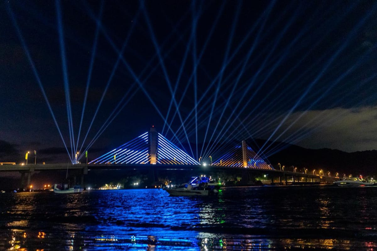 Ponte de Guaratuba iluminada de azul durante o show de luzes da inauguração