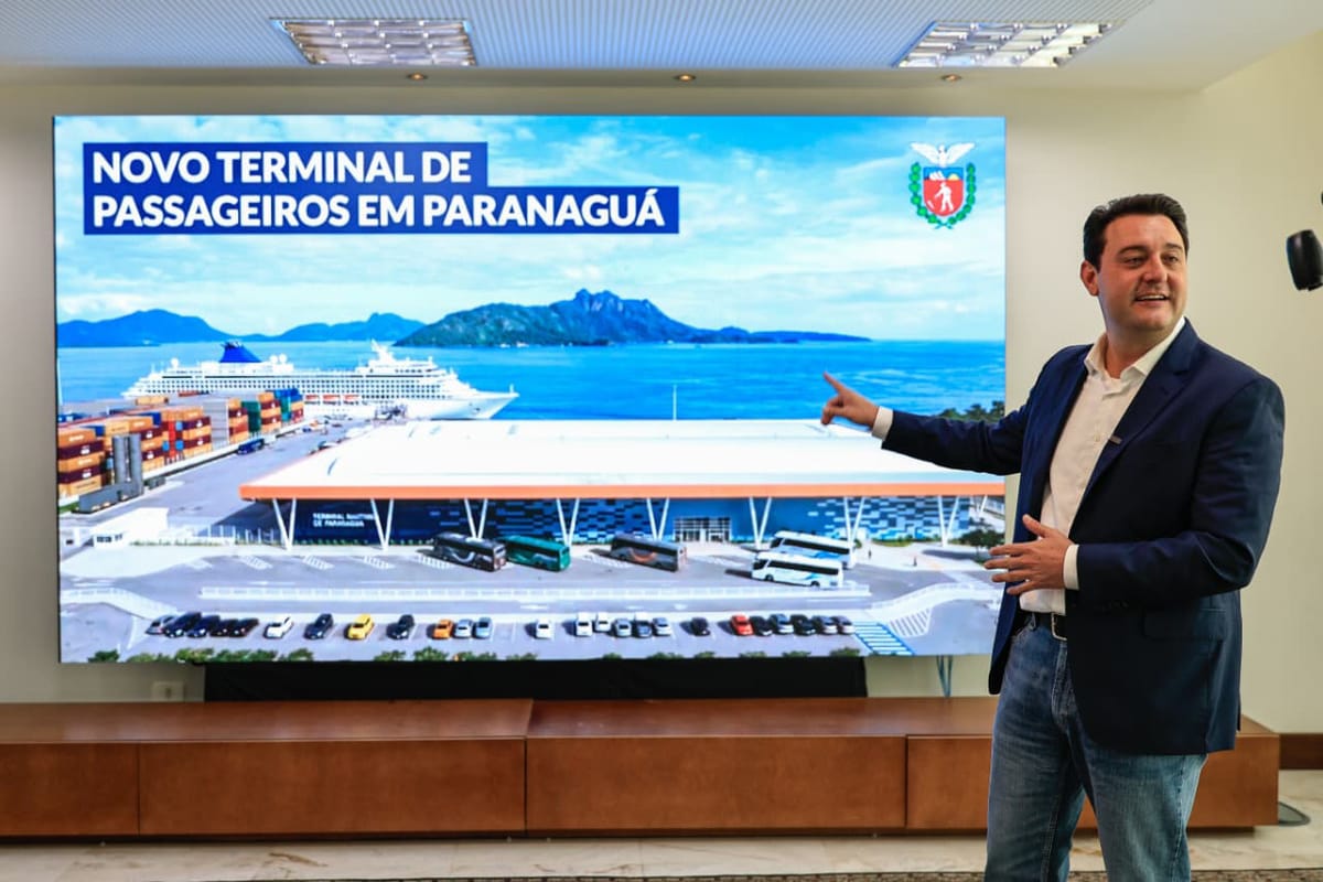 Governador aponta para um telão com a ilustração do novo terminal de passageiros de Paranaguá