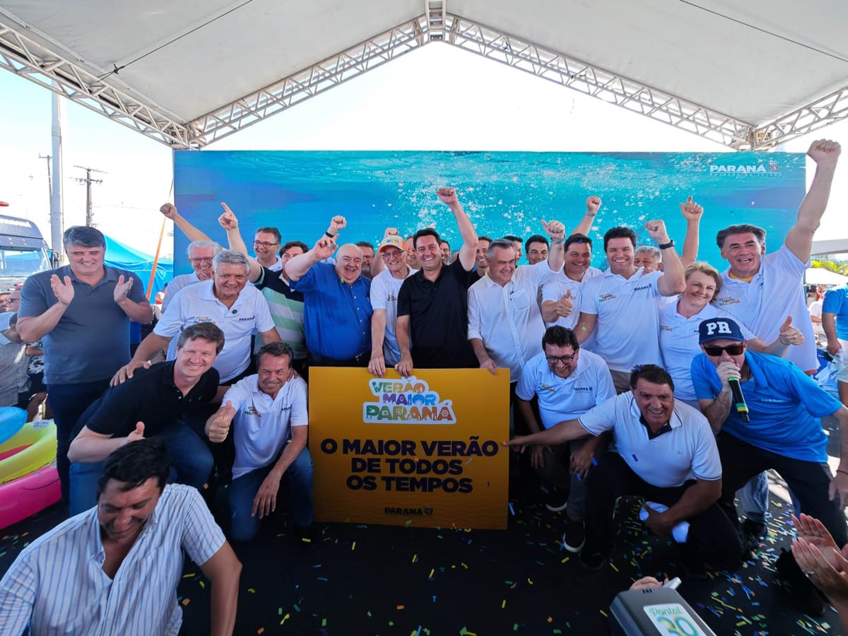 Governador e autoridades comemoram no palco do lançamento do Verão Maior Paraná