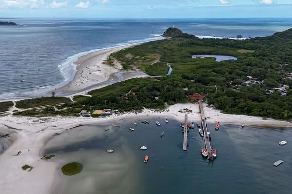 Vista aérea da Ilha do Mel com barcos ancorados junto ao trapiche