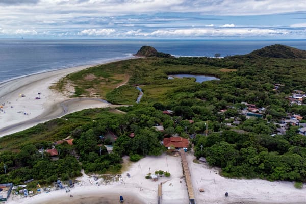 Vista aérea da Ilha do Mel, com praia, vegetação de restinga e trapiche