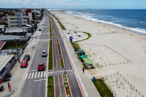 Vista aérea da nova orla de Matinhos, com avenida, ciclovia e faixa de areia