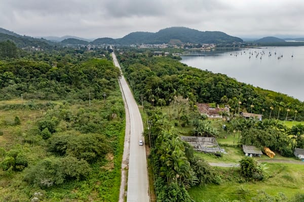 Vista aérea de via de acesso ao porto de Antonina, entre a mata e a baía