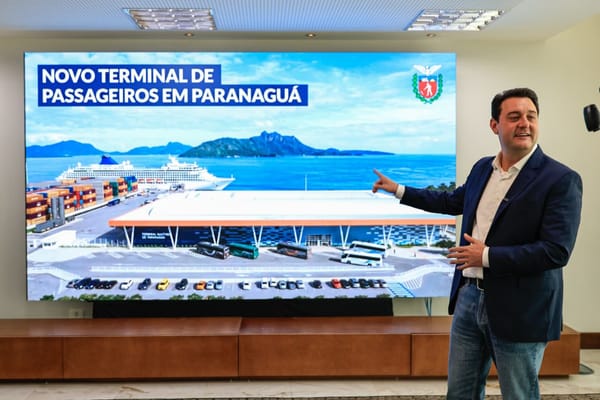 Governador aponta para um telão com a ilustração do novo terminal de passageiros de Paranaguá