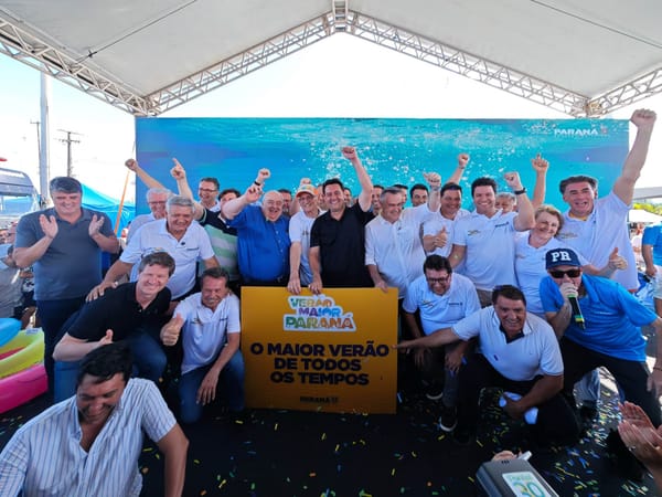 Governador e autoridades comemoram no palco do lançamento do Verão Maior Paraná